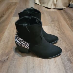 Like new Womens suede boots